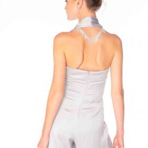 Tuta elegante con gioiello