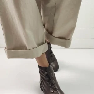 Stivaletto in vera pelle con bottoni