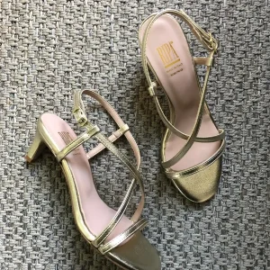 Sandalo con tacco in vera pelle