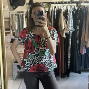 Blusa leopardata con scollo a barca