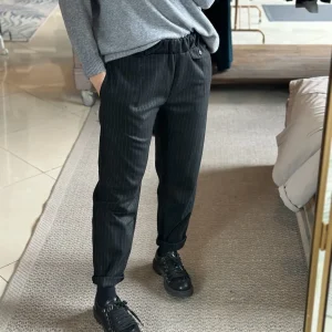 Pantalone gessato modello baggy